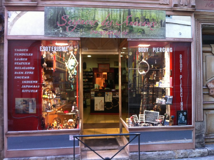 Carpentras, the piercing shop at the takeover, in 2014