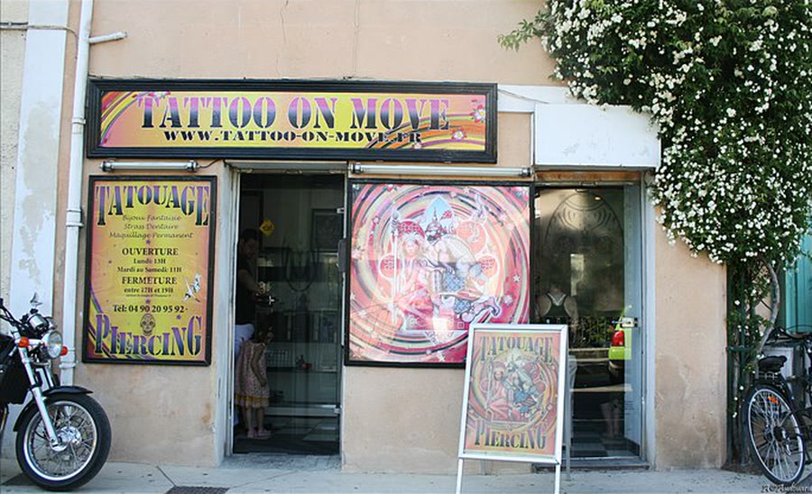 The L'Isle-sur-la-Sorgue shopfront in 2012