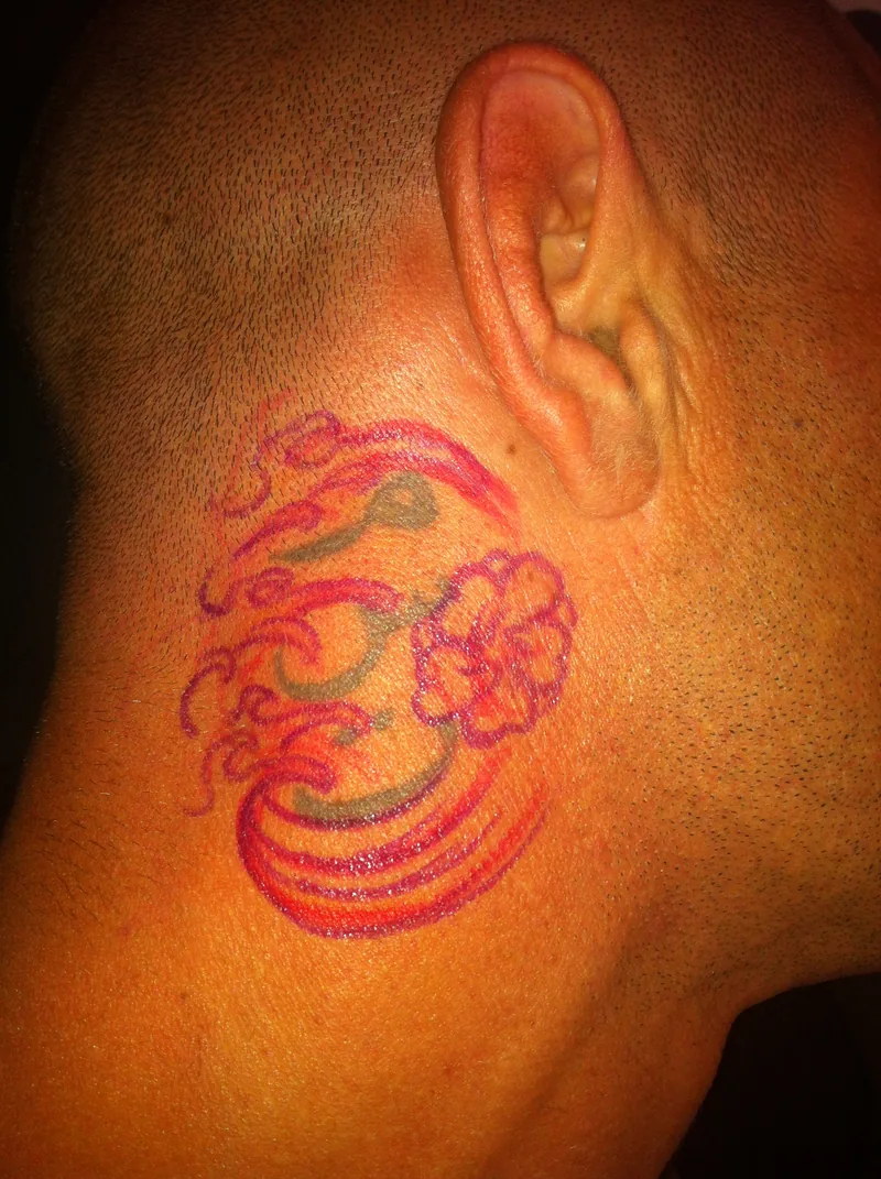 Motif rouge et rose derrière l'oreille, avant le cover up