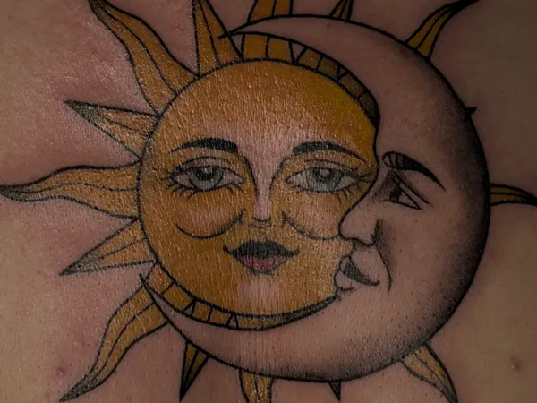 Tatouage soleil et lune réalisé chez Tattoo on Move