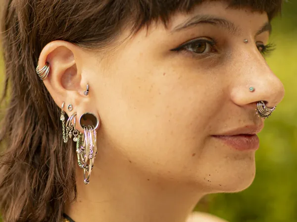 Piercings d'oreille et de nez cicatrisés, posés chez Tattoo on Move