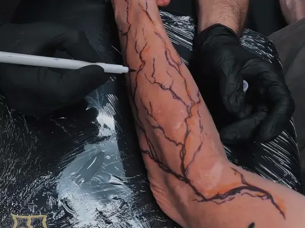 Flo dessine un tatouage en freehand sur un avant-bras chez Tattoo on Move