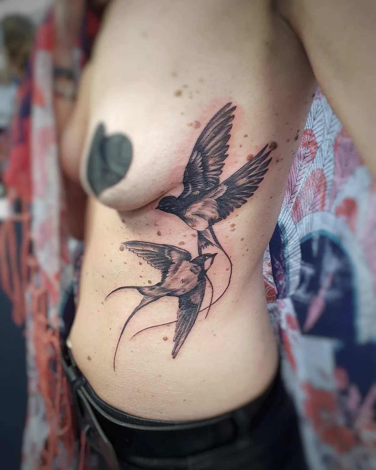 Hirondelles tatouées sur les côtes