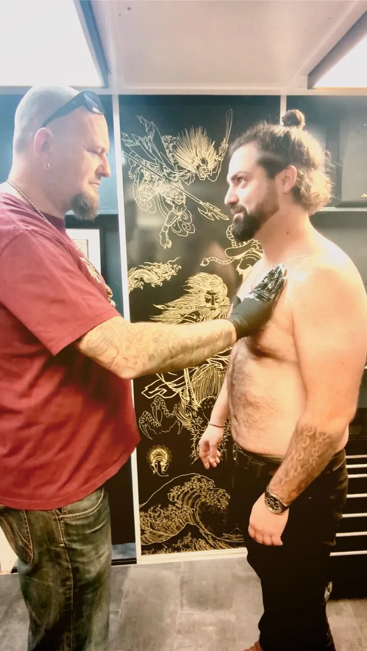 L'histoire de deux barbus pendant une séance de tatouage