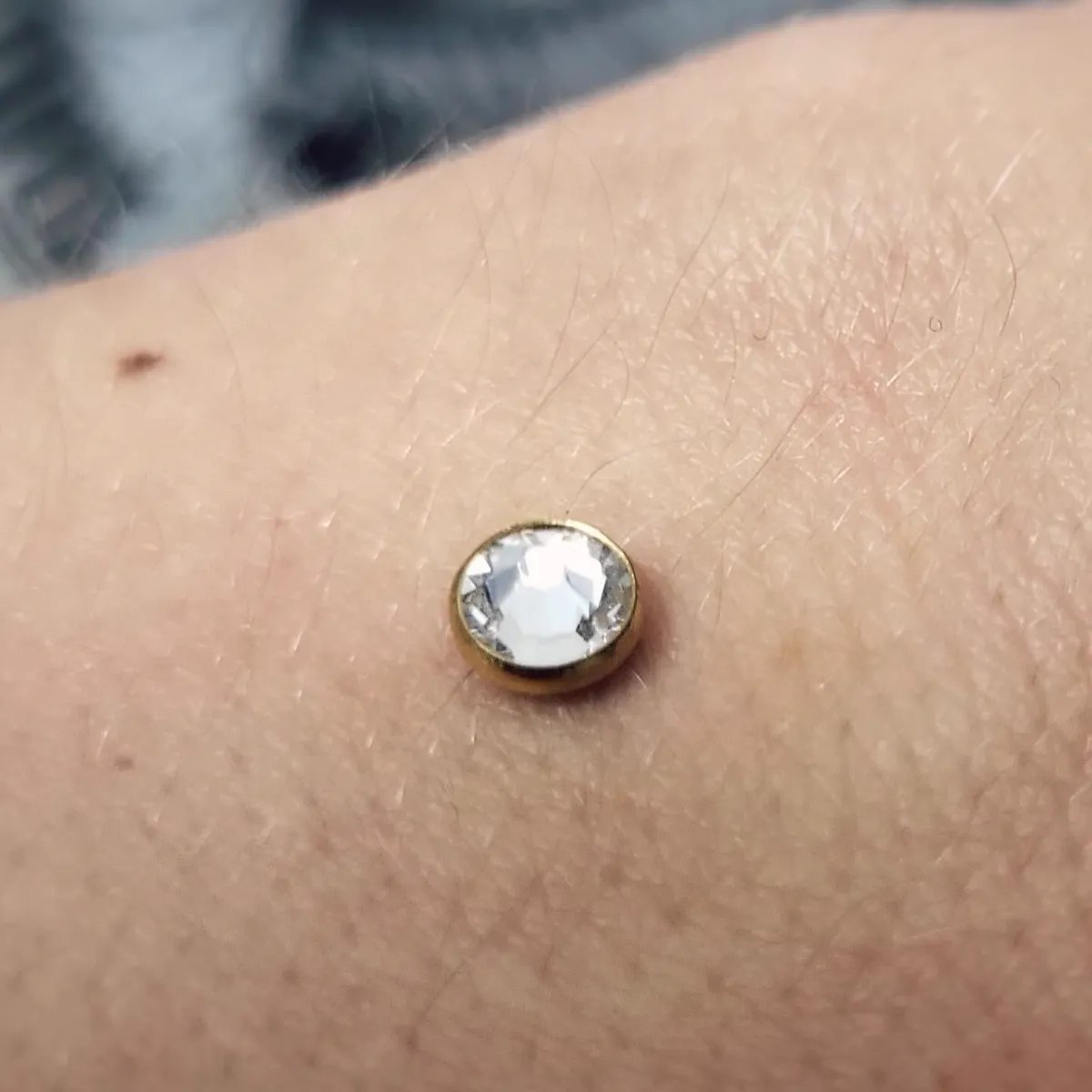 Tout savoir sur le piercing microdermal, photo 2 sur 8