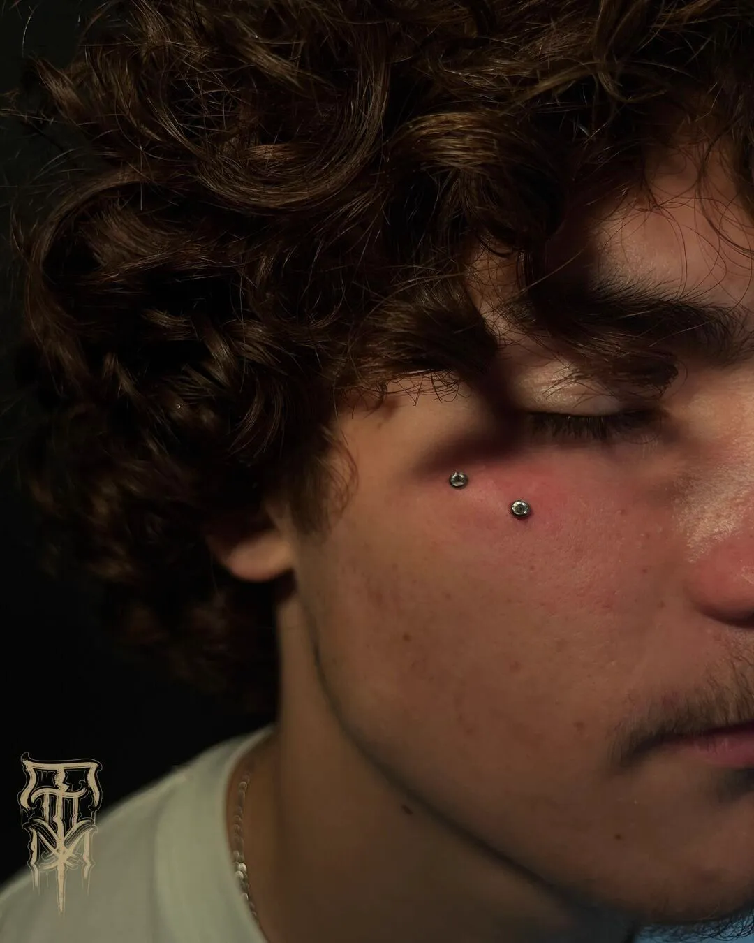 Piercings œil de chat réalisés par nos pierceuses, photo 2 sur 4