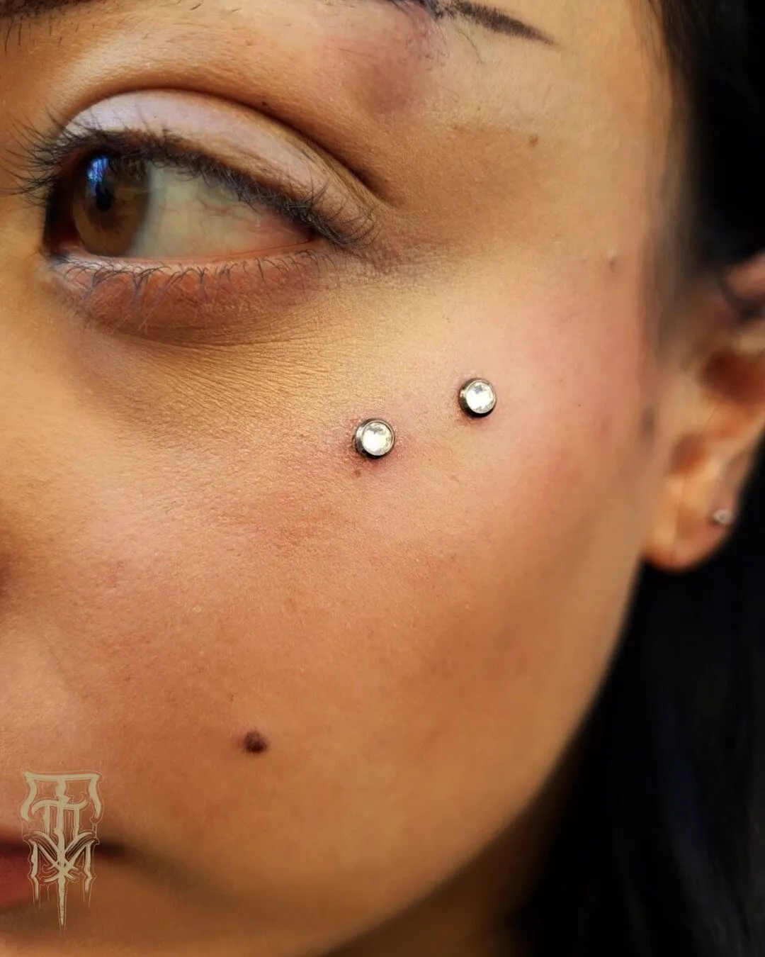 Piercings œil de chat réalisés par nos pierceuses, photo 3 sur 4
