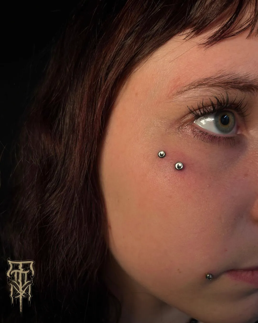 Piercings œil de chat réalisés par nos pierceuses, photo 4 sur 4
