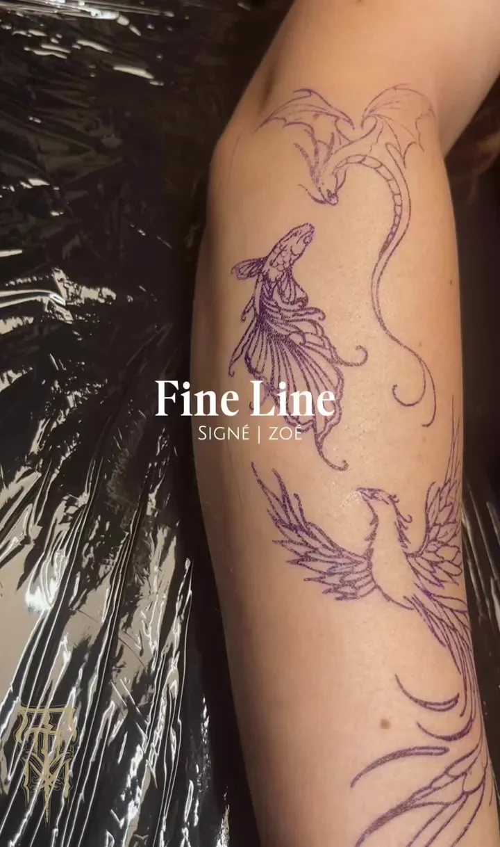 Tatouage dragon, carpe koï et phœnix réalisé par Zoé sur le dessus du bras