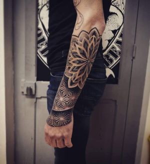 bambi_tattoo-on-move_tattoo_tatouage_tattooart_tattooartist_linetattoo_artwork_pattern_geometrictattoo_ornementaltattoo_ornemental_dotwork