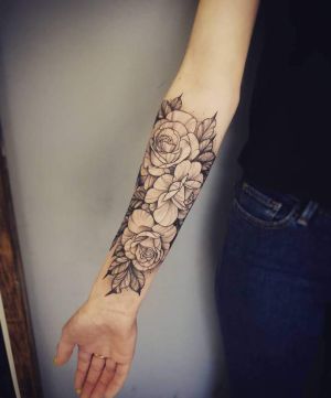 bambi_tattoo-on-move_tattoo_tatouage_tattooart_tattooartist_rosestattoo_roses_dotwork_blacktatto_flower_fleur_lowertattoo