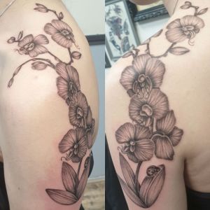 sophia_tattoo-on-move_tatouage_tattoo_fleur_noir-et-blanc_epaule