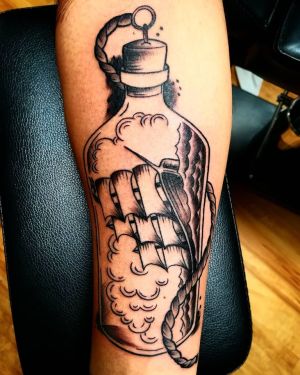 tof_tattoo-on-move_boat_bateau_bottle_bouteille_blackandgrey
