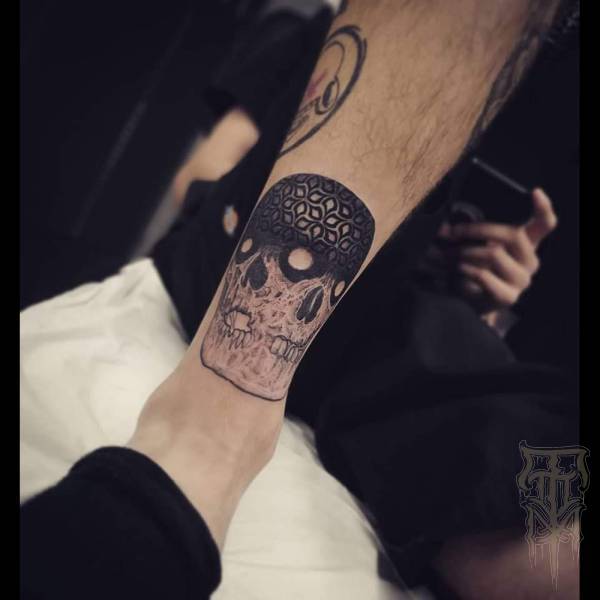 bambi_tattoo-on-move_tattoo_tatouage_tattooart_tattooartist_humanskull_curiosity_pattern_skull_blacktattoo_original