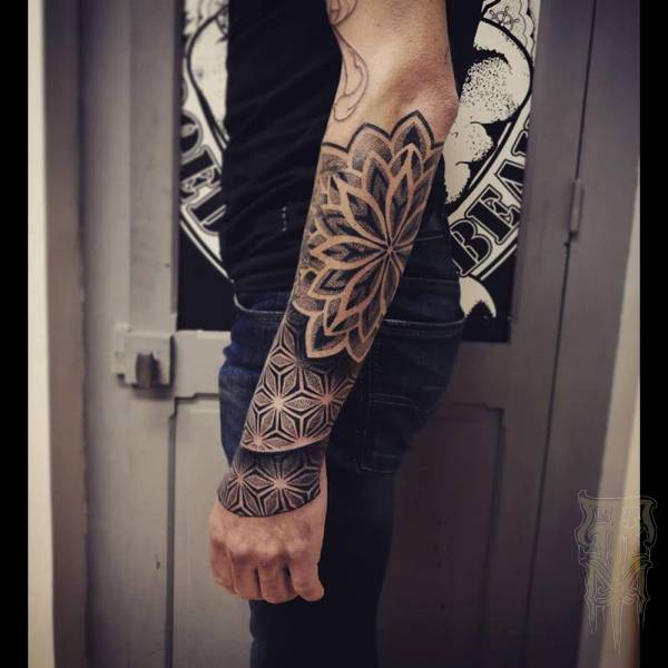 bambi_tattoo-on-move_tattoo_tatouage_tattooart_tattooartist_linetattoo_artwork_pattern_geometrictattoo_ornementaltattoo_ornemental_dotwork_original