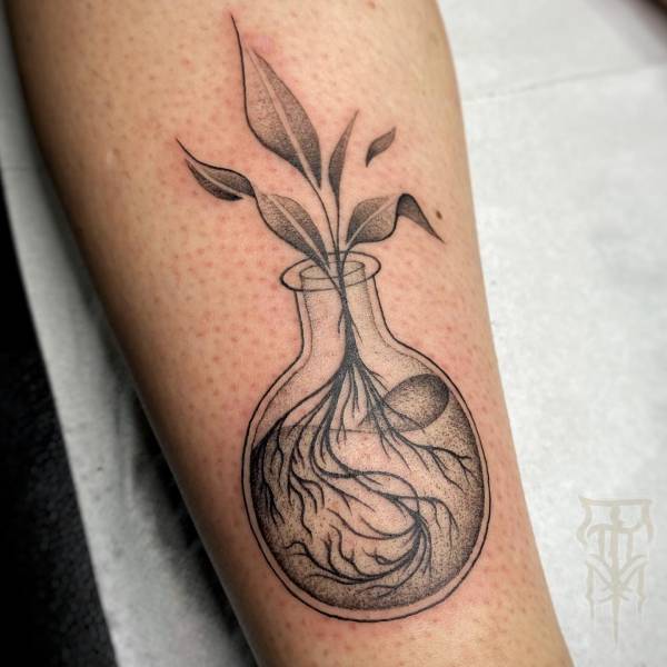 patricia_noirdejais_noir-de-jais_tattoo-on-move_fine-line-tattoo_boutire_fiole_plante_original