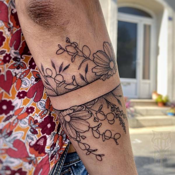 patricia_noirdejais_noir-de-jais_tattoo-on-move_fine-line-tattoo_bracelet-floral_fleur_cosmos_eucalyptus_lavande_original
