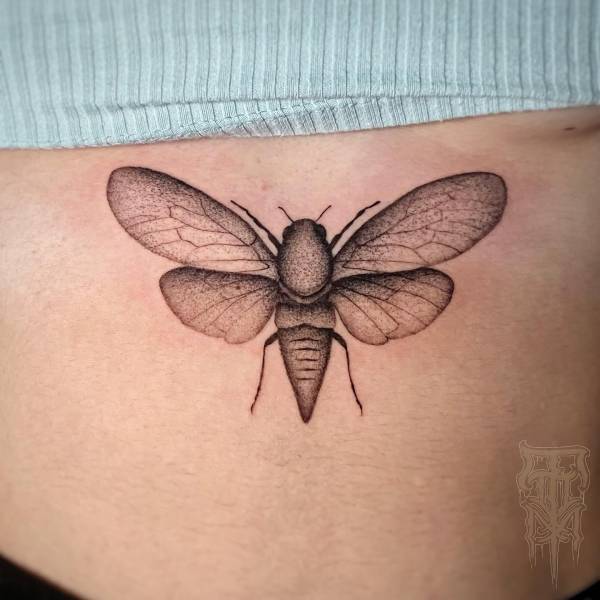 patricia_noirdejais_noir-de-jais_tattoo-on-move_fine-line-tattoo_cigale_insecte_underboob_original