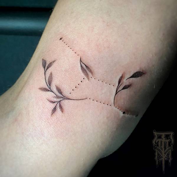 patricia_noirdejais_noir-de-jais_tattoo-on-move_fine-line-tattoo_constellation_feuillages_astrologique_original