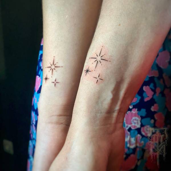 patricia_noirdejais_noir-de-jais_tattoo-on-move_fine-line-tattoo_etoiles_poignet_tatouage-en-commun_minimaliste_original
