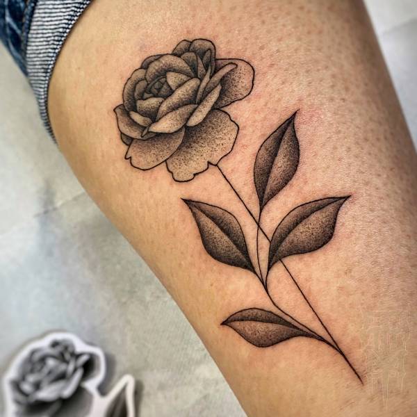 patricia_noirdejais_noir-de-jais_tattoo-on-move_fine-line-tattoo_fleur_rose_cheville_original
