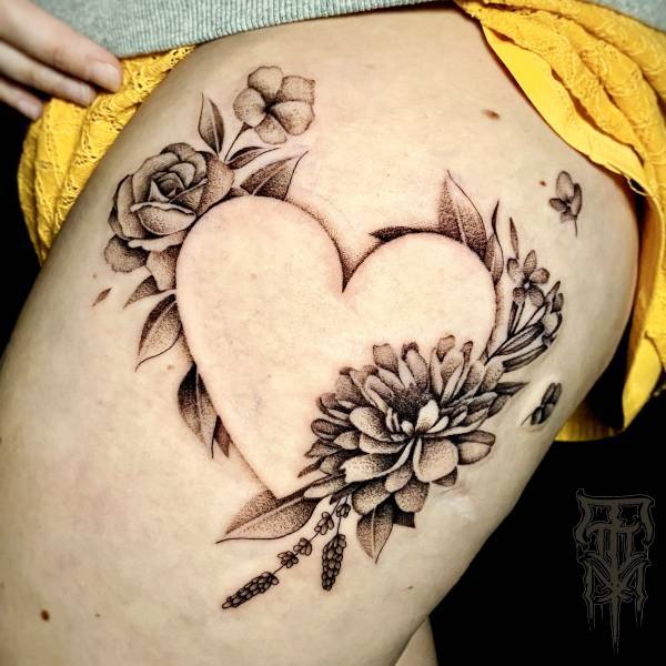 patricia_noirdejais_noir-de-jais_tattoo-on-move_fine-line-tattoo_fleurs_rose_dahlia_lavande_coeur_negatif_original
