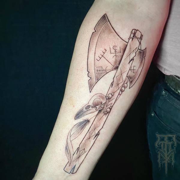 patricia_noirdejais_noir-de-jais_tattoo-on-move_fine-line-tattoo_hache_vicking_crane_runes_bras_original