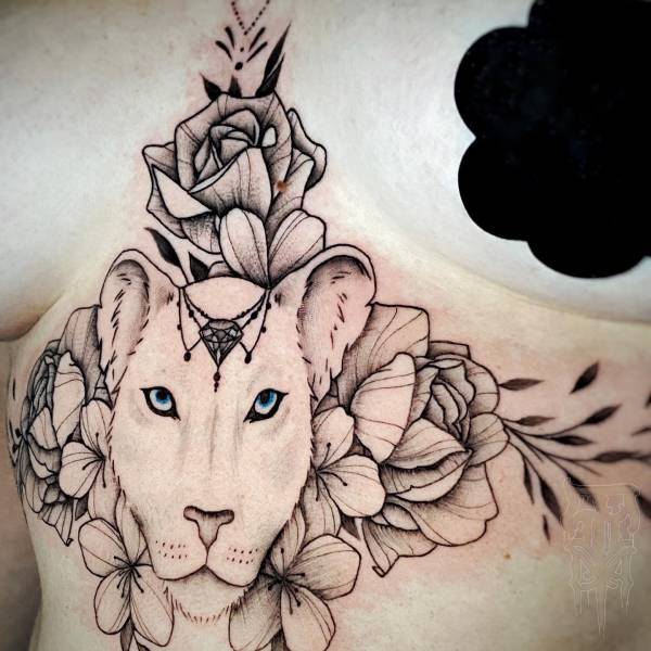 patricia_noirdejais_noir-de-jais_tattoo-on-move_fine-line-tattoo_lionne_lion_roses_underboob_feuillage_original