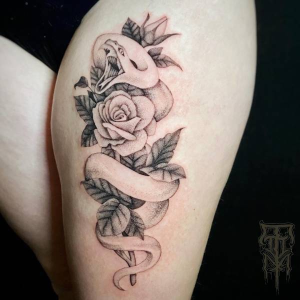 patricia_noirdejais_noir-de-jais_tattoo-on-move_fine-line-tattoo_rose_serpent_cuisse_original