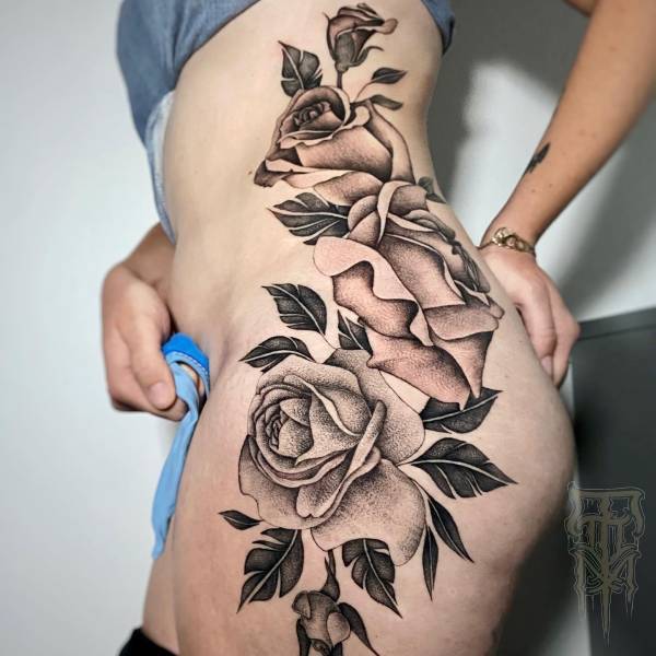 patricia_noirdejais_noir-de-jais_tattoo-on-move_fine-line-tattoo_roses_fleurs_cotes_hanches_original