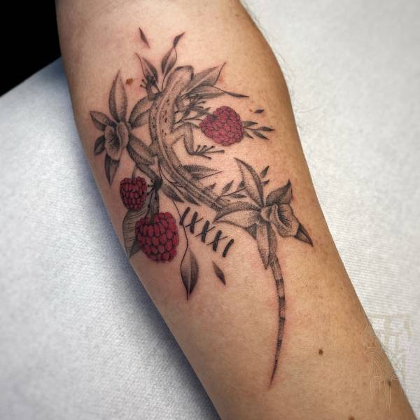 patricia_noirdejais_noir-de-jais_tattoo-on-move_fine-line-tattoo_salamandre_fleurs_vanille_framboises_original