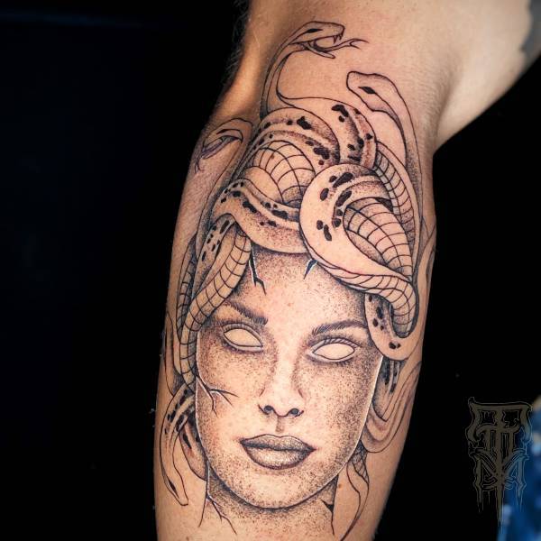 patricia_noirdejais_noir-de-jais_tattoo-on-move_fine-line-tattoo_visage_medusa_serpents_bras_original
