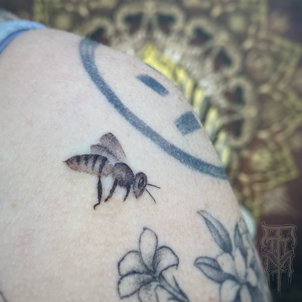patricia_noirdejais_noir-de-jais_tattoo-on-move_fine-line-tattoo_abeille_mini_original