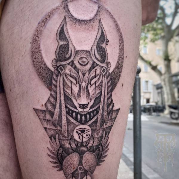 patricia_noirdejais_noir-de-jais_tattoo-on-move_fine-line-tattoo_anubis_egypte_lune_scarabee_cuisse_homme_original