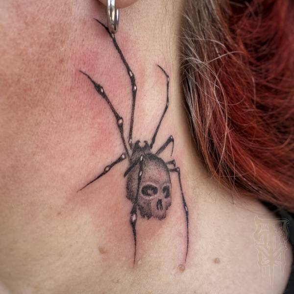 patricia_noirdejais_noir-de-jais_tattoo-on-move_fine-line-tattoo_araignee_crane_cou_original