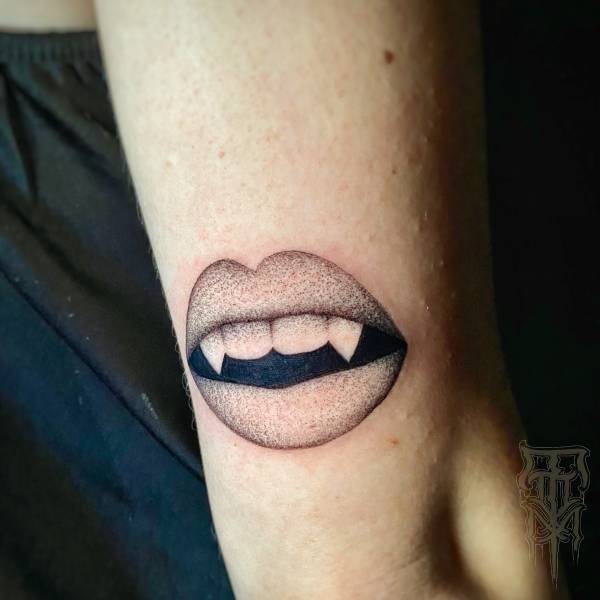 patricia_noirdejais_noir-de-jais_tattoo-on-move_fine-line-tattoo_bouche_vampire_original