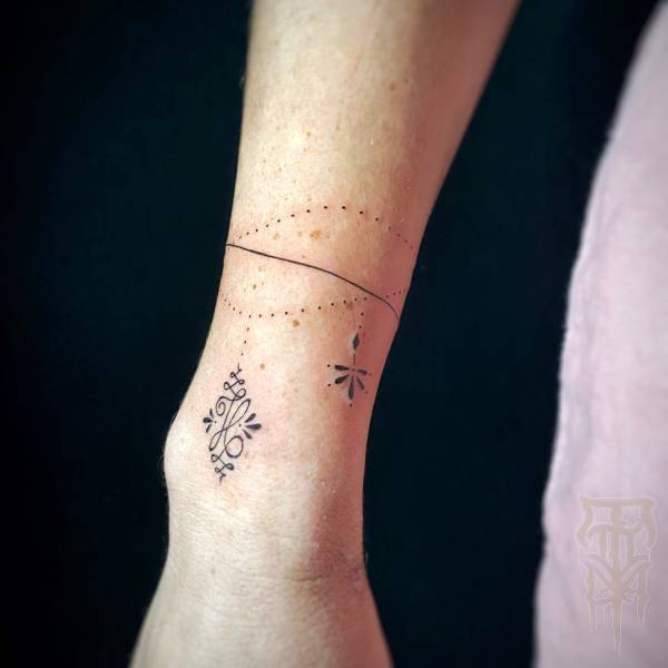patricia_noirdejais_noir-de-jais_tattoo-on-move_fine-line-tattoo_bracelets_monogrammes_initiales_original