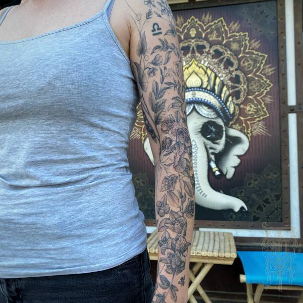 patricia_noirdejais_noir-de-jais_tattoo-on-move_fine-line-tattoo_bras-complet_botanique_bougainvilliers_jasmin_original
