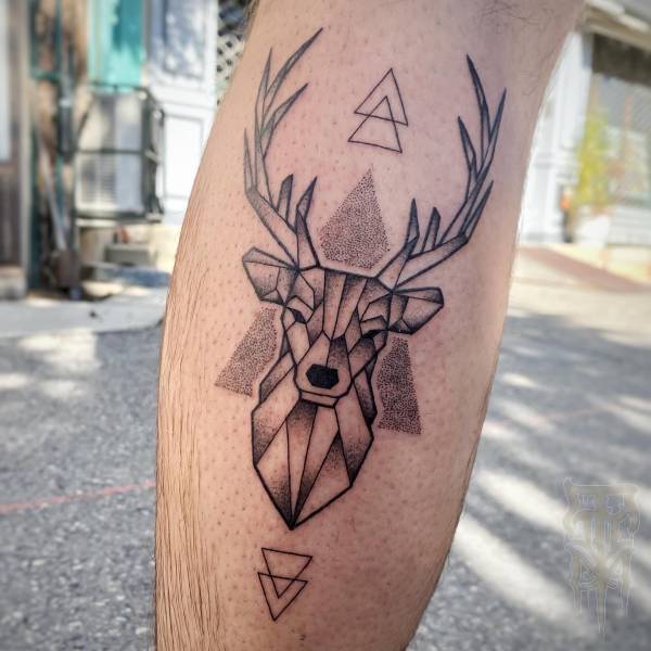 patricia_noirdejais_noir-de-jais_tattoo-on-move_fine-line-tattoo_cerf_geometrique_dot_mollet_original