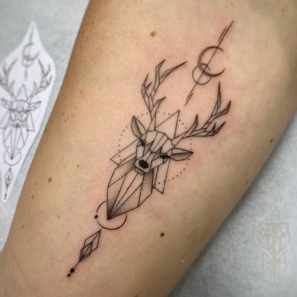 patricia_noirdejais_noir-de-jais_tattoo-on-move_fine-line-tattoo_cerf_origami_lune_geometrique_original