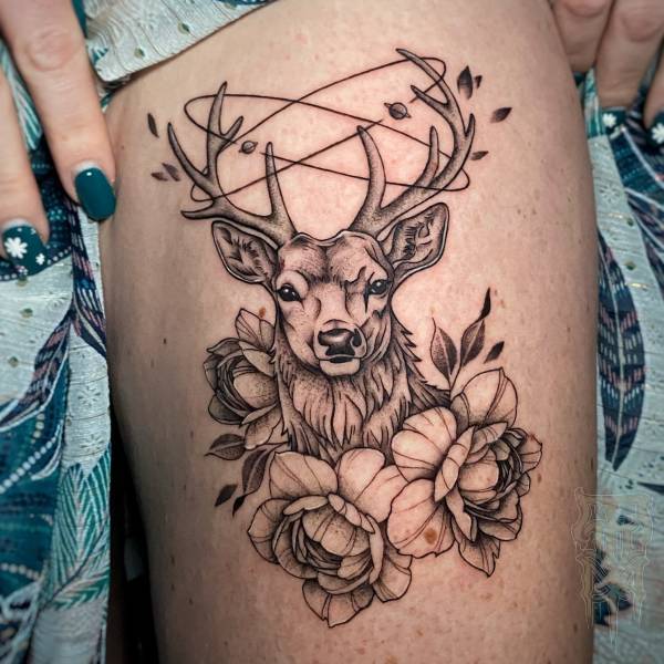 patricia_noirdejais_noir-de-jais_tattoo-on-move_fine-line-tattoo_cerf_pivoine_fleurs_planetes_cuisse_original