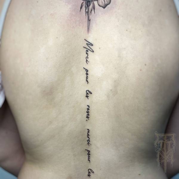 patricia_noirdejais_noir-de-jais_tattoo-on-move_fine-line-tattoo_citation_colonne-vertebrale_rose_original