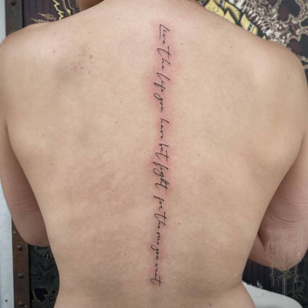 patricia_noirdejais_noir-de-jais_tattoo-on-move_fine-line-tattoo_citation_phrase_colonne-vertebrale_dos_lettrage_original