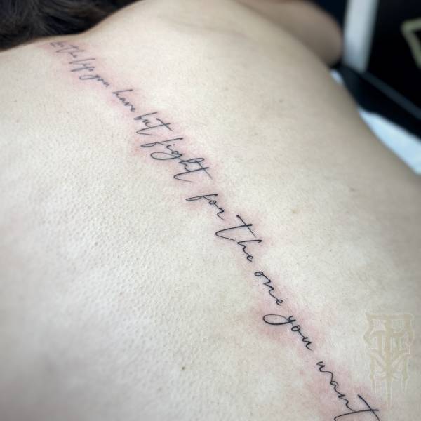 patricia_noirdejais_noir-de-jais_tattoo-on-move_fine-line-tattoo_citation_phrase_colonne-vertebrale_dos_original