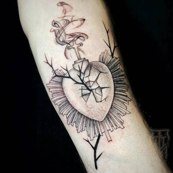 patricia_noirdejais_noir-de-jais_tattoo-on-move_fine-line-tattoo_coeur-sacre_couronne-epines_fumee_croix_original