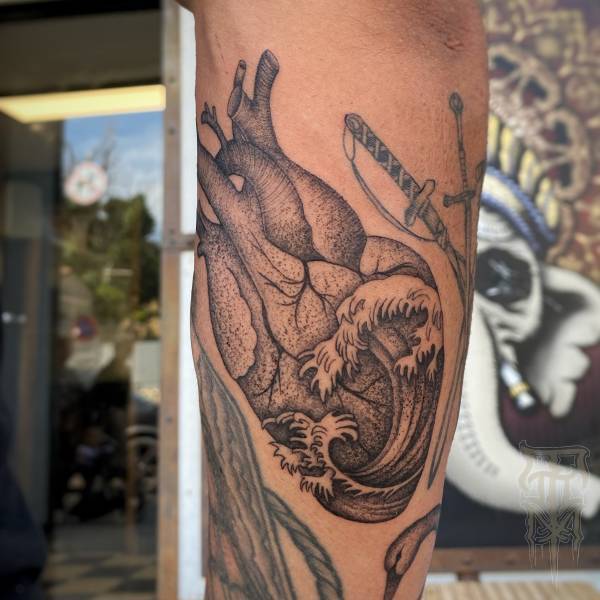 patricia_noirdejais_noir-de-jais_tattoo-on-move_fine-line-tattoo_coeur_tempete_vague_mer_homme_bras_original