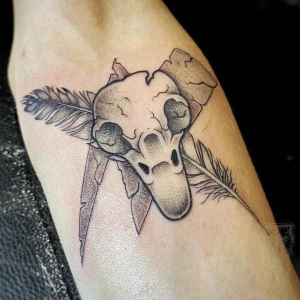 patricia_noirdejais_noir-de-jais_tattoo-on-move_fine-line-tattoo_crane_corbeau_eclair_plume_original