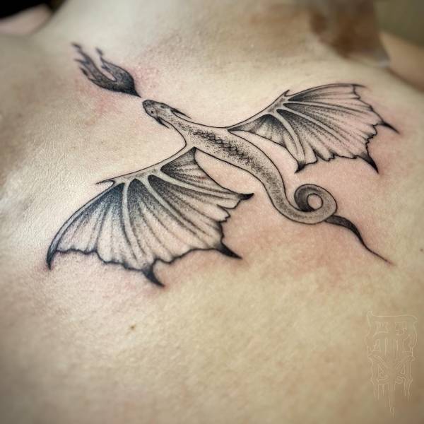 patricia_noirdejais_noir-de-jais_tattoo-on-move_fine-line-tattoo_deagon_flamme_underboob_original