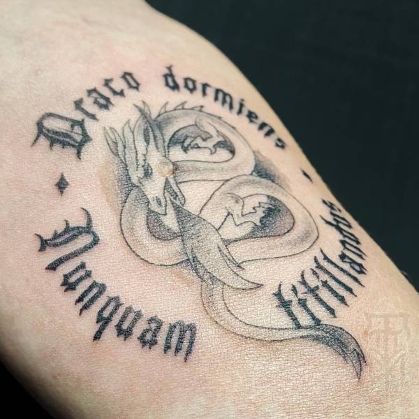 patricia_noirdejais_noir-de-jais_tattoo-on-move_fine-line-tattoo_deagon_lettrage_latin_gothique_original