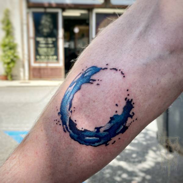 patricia_noirdejais_noir-de-jais_tattoo-on-move_fine-line-tattoo_element_eau_bleu_homme_original